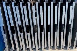 Blechbearbeitung: Fertig gebogene Blechtüren für Garderobenspind